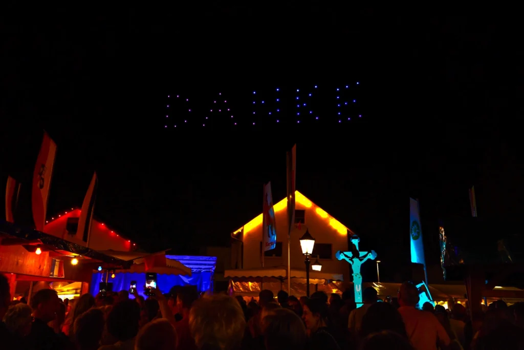 Schriftzug „Danke“ aus leuchtenden Show-Drohnen am Nachthimmel beim Kartunger Straßenfest 2026