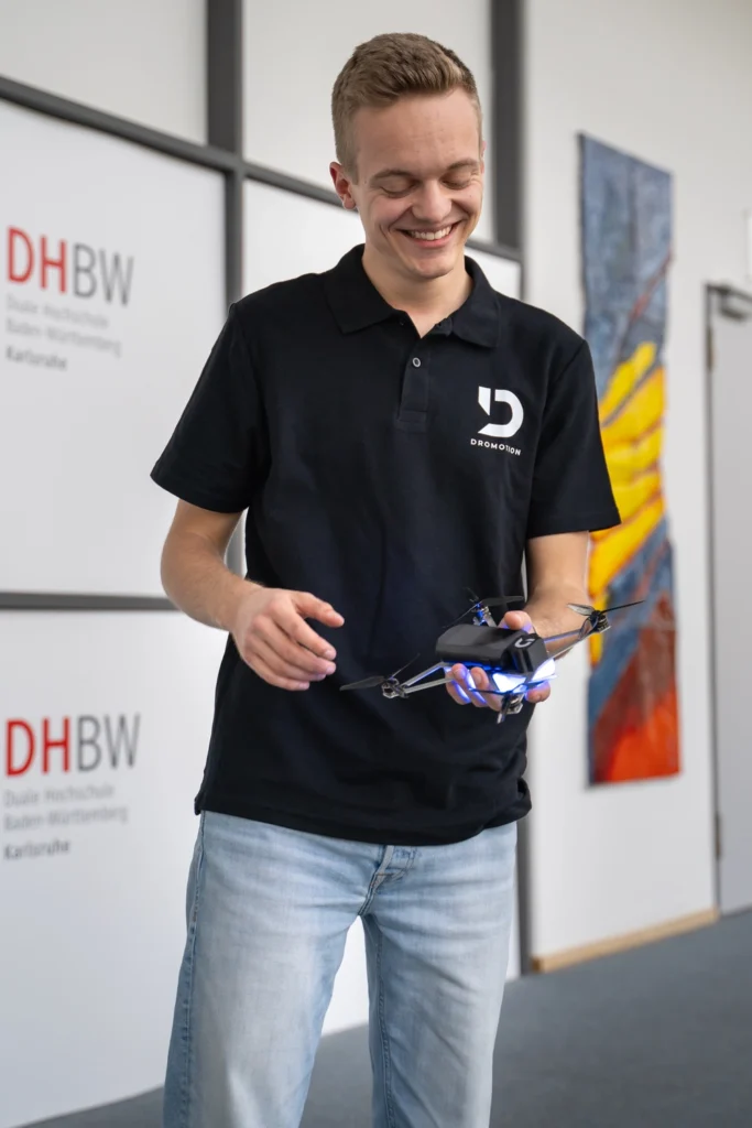 Jonas Kern, Gründer von DROMOTION, mit einer selbst gebauten Show-Drohne