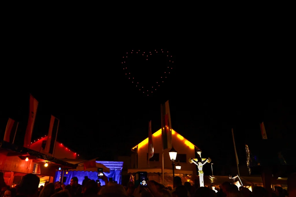 Großes leuchtendes Herz aus 50 Show-Drohnen am Nachthimmel beim Kartunger Straßenfest 2026